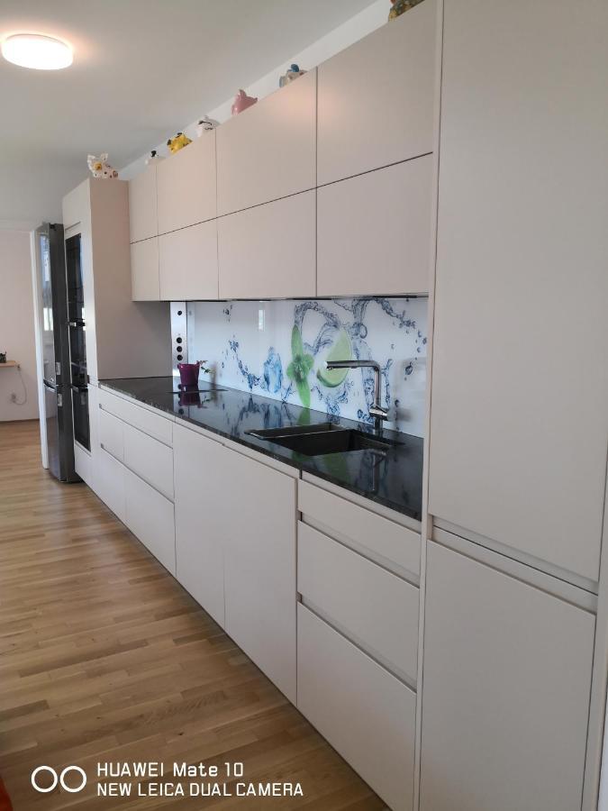 Modern Apartment Bei U Bahn Simmering Viena Exterior foto